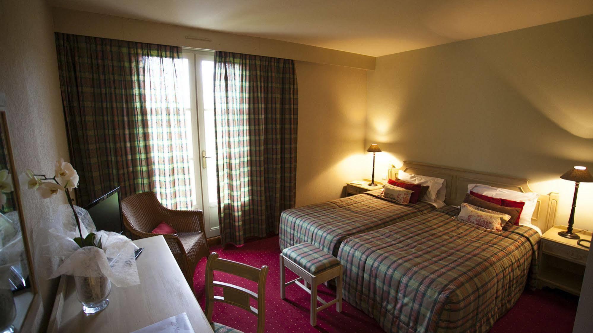Le Domaine De Mombreux Hotel Lumbres Bagian luar foto